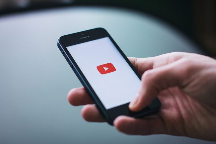 smartphone-with-youtube Auch unterwegs immer dabei: Youtube