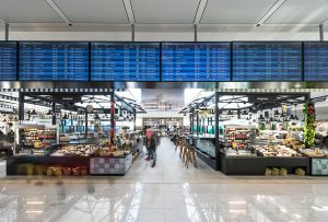 DER MARKTPLATZ im neuen Terminal ist eine Hommage an den Münchner Viktualienmarkt und dem Original in der Innenstadt nachempfunden. Foto: Flughafen München