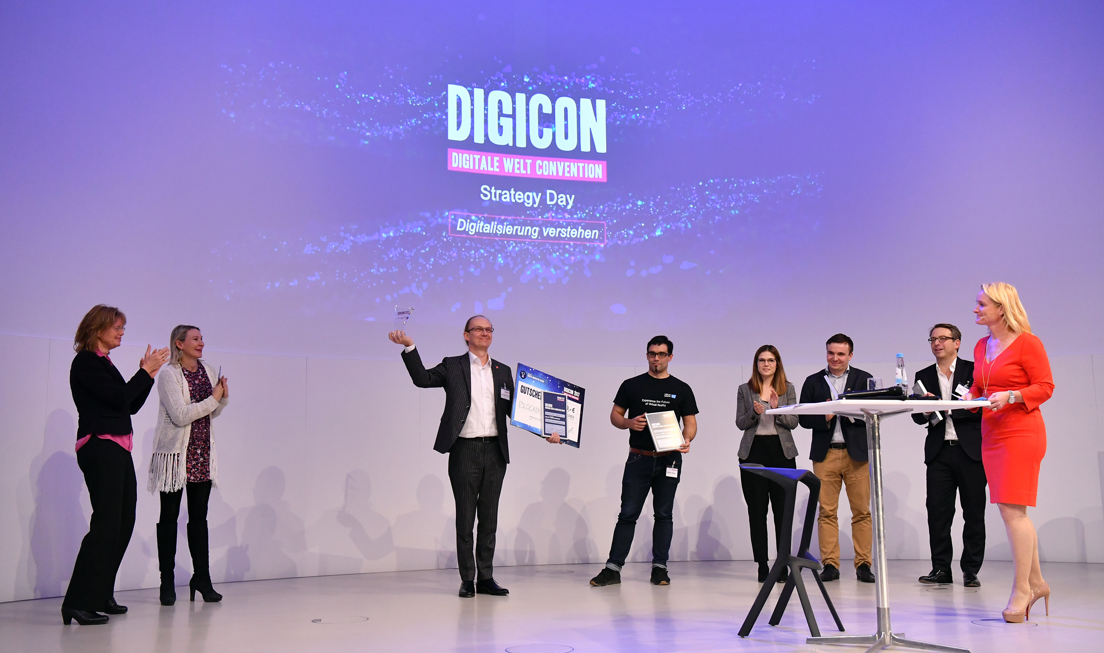 Übergabe des 2. Münchner Digital Innovation Awards 2017 an Herrn Christian Bennefeld der eBlocker GmbH durch die Vorsitzende der Digitalen Stadt München e.V. (links), Professor Dr. Claudia Linnhoff-Popien.