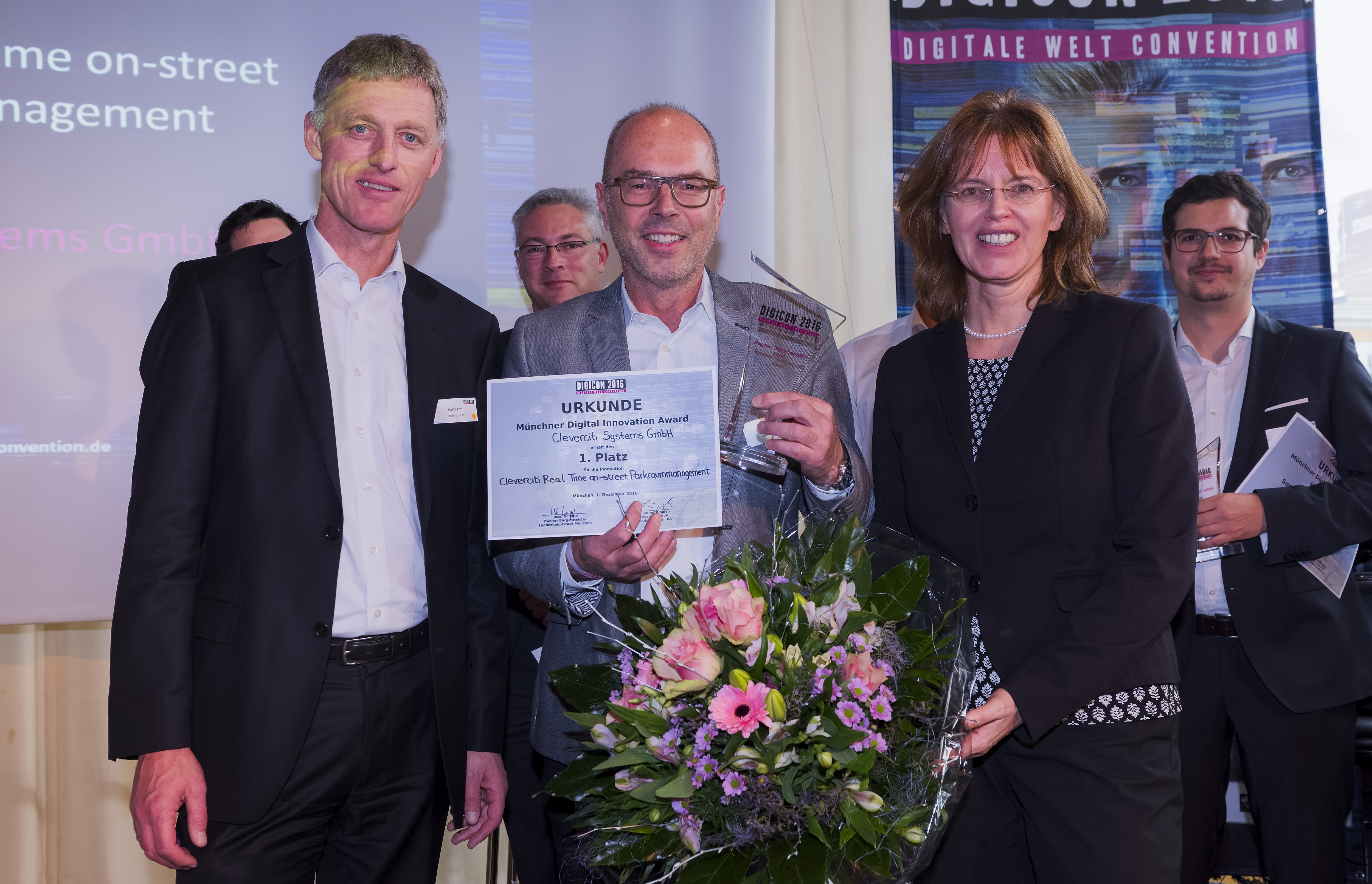 Der Müncher Digital Innovation Award 2016 wurde vom Leiter der Wirtschaftsförderung des Referats für Arbeit der Stadt München, Kurt Kapp, an den Gewinner Cleverciti Systems GmbH überreicht. Die Managementlösung cleveres Parken überzeugte sowohl das Publikum als auch die Jury.