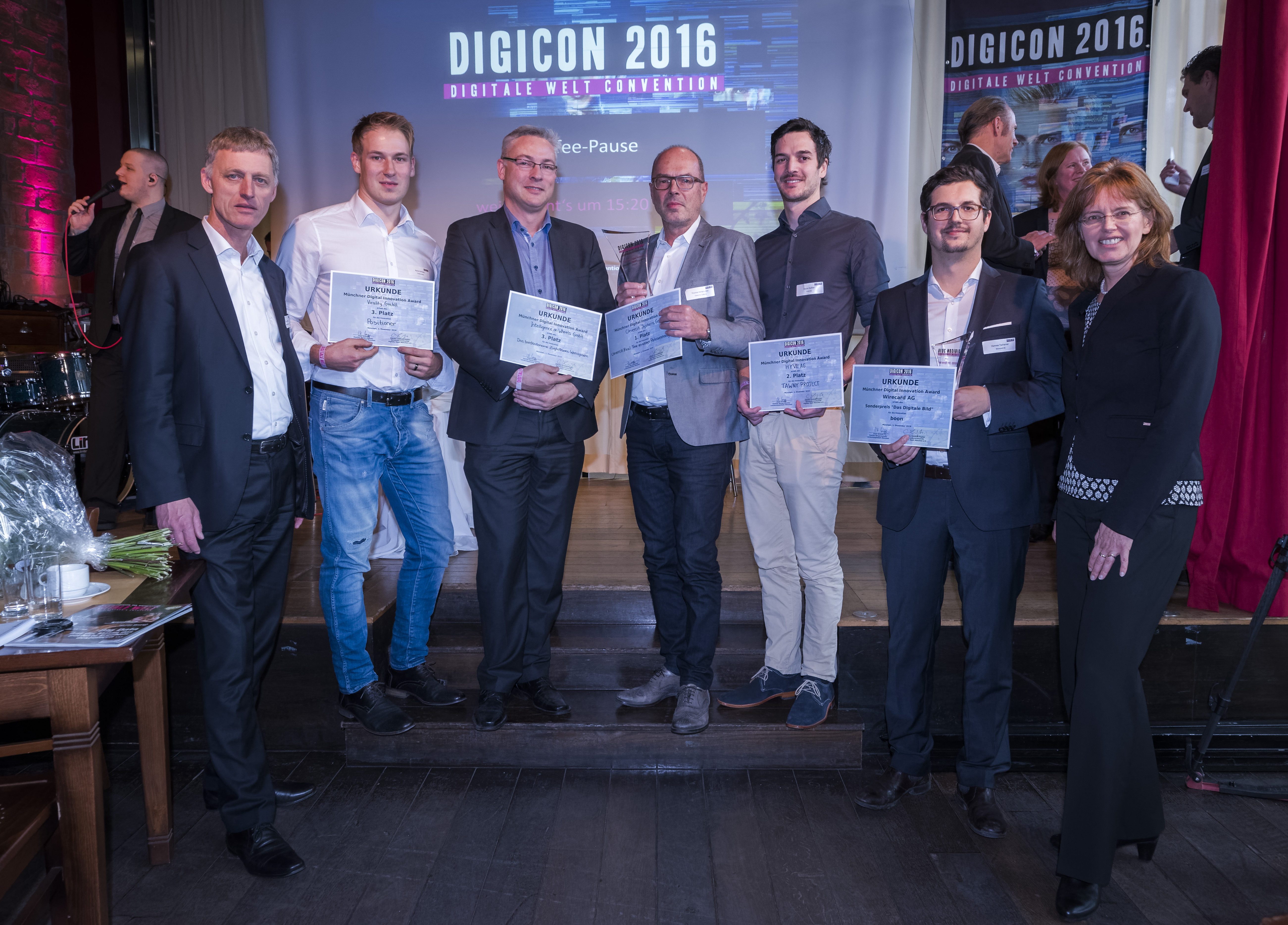 Die Gewinner des 1., 2. und der beiden 3. Plätze sowie des Zusatzpreises zusammen mit Herrn Kurt Kapp (links) als Vertreter von Herrn Josef Schmid, Leiter des Referats für Arbeit und Wirtschaft der Stadt München und Frau Prof. Dr. Claudia Linnhoff-Popien für die Digitale Stadt München e.V.