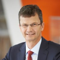 Dr. Norbert Gaus studierte Elektrotechnik, arbeitete beim DLR als wissenschaftlicher Mitarbeiter, bevor er 1991 zur Siemens AG in die Corporate Technology wechselte. Von 2001 an leitete er als President und CEO Siemens Corporate Research in Princeton (USA), bevor er 2005 bei Siemens Healthcare verschiedene Führungspositionen übernahm. 2015 übernahm er die Leitung Research in Digitalization and Automation sowie Platform Development. Dr. Norbert Gaus studierte Elektrotechnik, arbeitete beim DLR als wissenschaftlicher Mitarbeiter, bevor er 1991 zur Siemens AG in die Corporate Technology wechselte. Von 2001 an leitete er als President und CEO Siemens Corporate Research in Princeton (USA), bevor er 2005 bei Siemens Healthcare verschiedene Führungspositionen übernahm. 2015 übernahm er die Leitung Research in Digitalization and Automation sowie Platform Development.